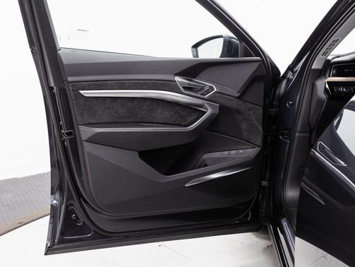 2019 Audi e-tron Premium Plus