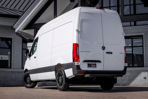 Arctic White 2026 Mercedes-Benz Sprinter 2500 Cargo 144 WB