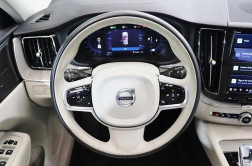 2023 Volvo XC60 B5 Ultimate Bright Theme