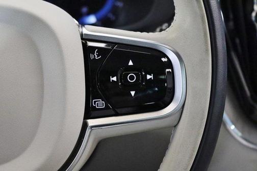 2023 Volvo XC60 B5 Ultimate Bright Theme