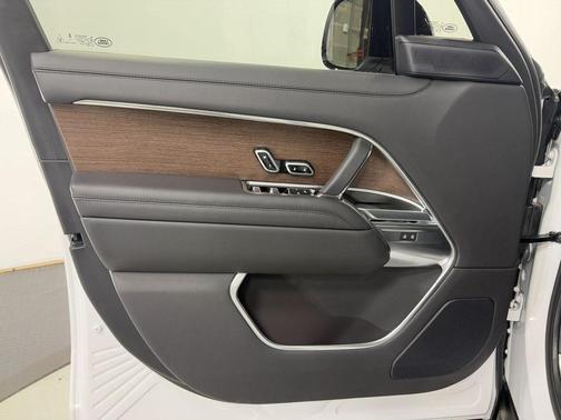 2025 Land Rover Range Rover P400 SE 7 Seat