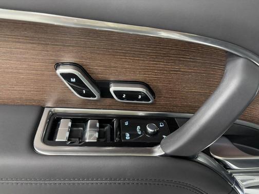 2025 Land Rover Range Rover P400 SE 7 Seat
