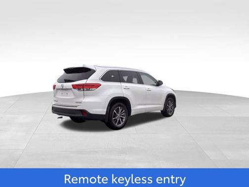 White 2018 Toyota Highlander XLE