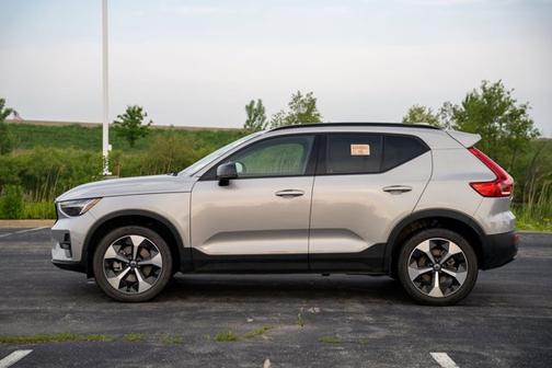 2024 Volvo XC40 Plus Dark Theme
