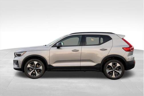 2024 Volvo XC40 B5 Plus Dark Theme