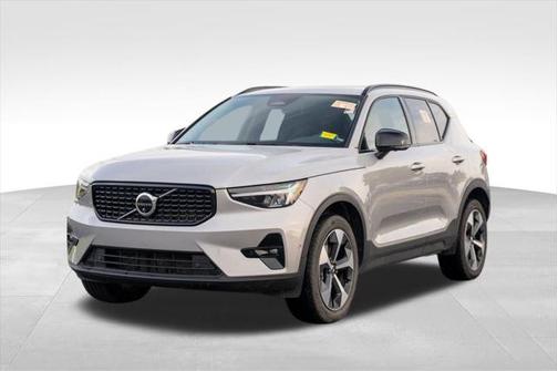 2024 Volvo XC40 B5 Plus Dark Theme
