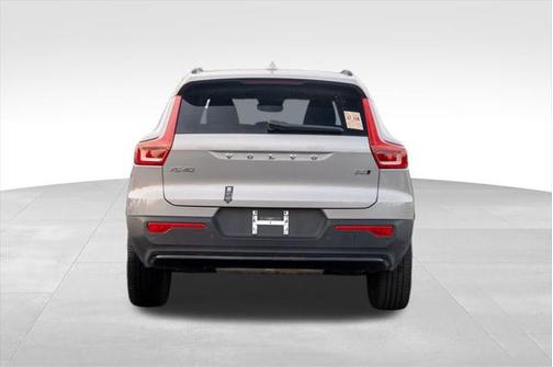 2024 Volvo XC40 B5 Plus Dark Theme