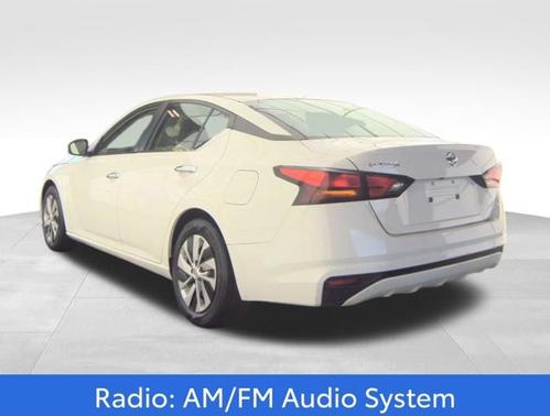 Glacier White 2022 Nissan Altima S FWD