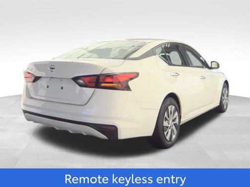 Glacier White 2022 Nissan Altima S FWD