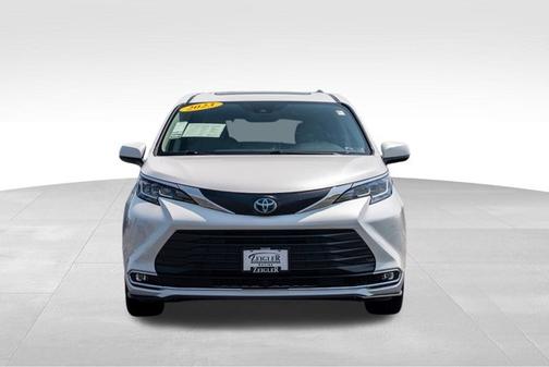 2023 Toyota Sienna XLE 8 Passenger