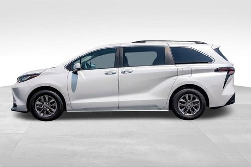 2023 Toyota Sienna XLE 8 Passenger