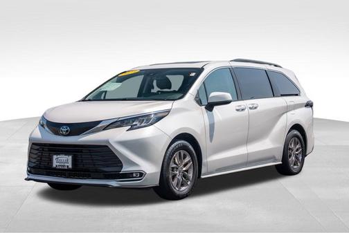 2023 Toyota Sienna XLE 8 Passenger