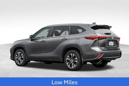 Magnetic Gray Metallic 2023 Toyota Highlander XLE