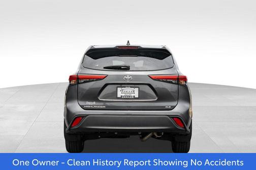 Magnetic Gray Metallic 2023 Toyota Highlander XLE