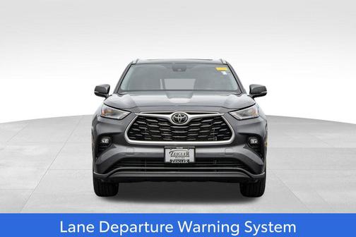 Magnetic Gray Metallic 2023 Toyota Highlander XLE