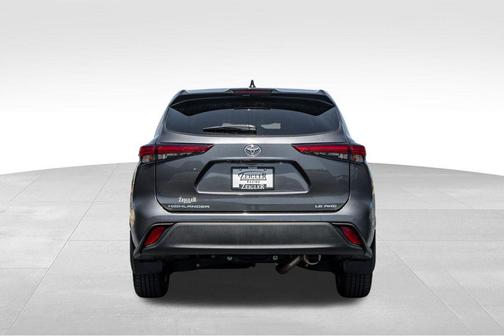 Magnetic Gray Metallic 2023 Toyota Highlander LE