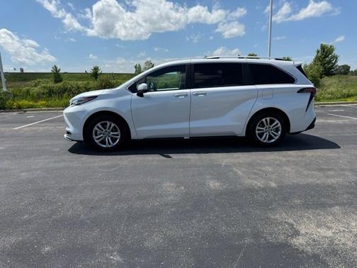 2024 Toyota Sienna Platinum