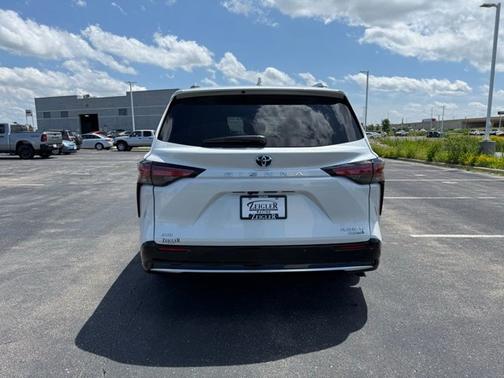 2024 Toyota Sienna Platinum