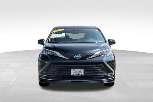2023 Toyota Sienna XLE 8 Passenger