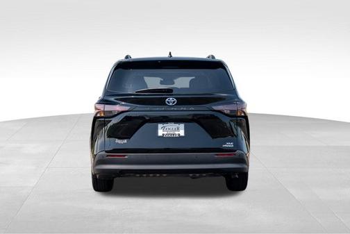 2023 Toyota Sienna XLE 8 Passenger