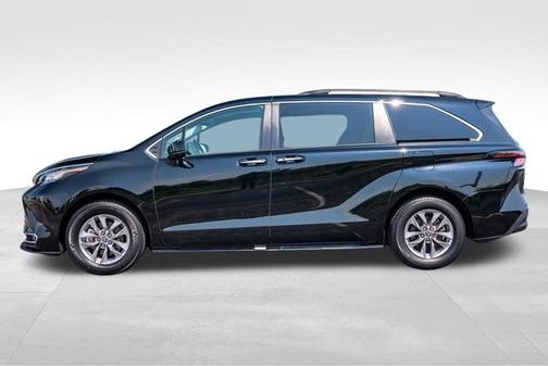 2023 Toyota Sienna XLE 8 Passenger