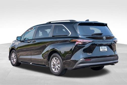 2023 Toyota Sienna XLE 8 Passenger