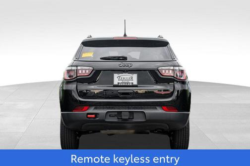 Diamond Black Crystal Pearlcoat 2022 Jeep Compass Trailhawk