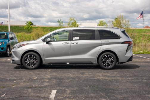 2025 Toyota Sienna Platinum