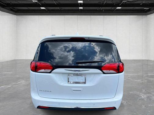 Bright White Clearcoat 2019 Chrysler Pacifica Touring-L