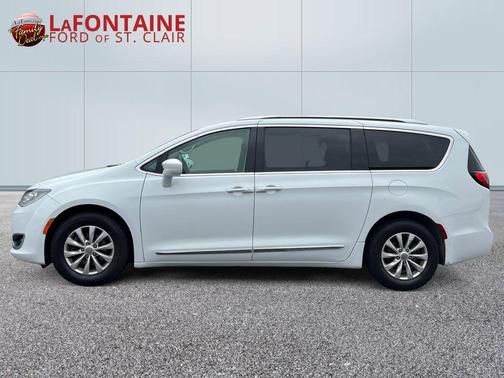 Bright White Clearcoat 2019 Chrysler Pacifica Touring-L