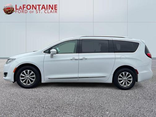 Bright White Clearcoat 2019 Chrysler Pacifica Touring-L