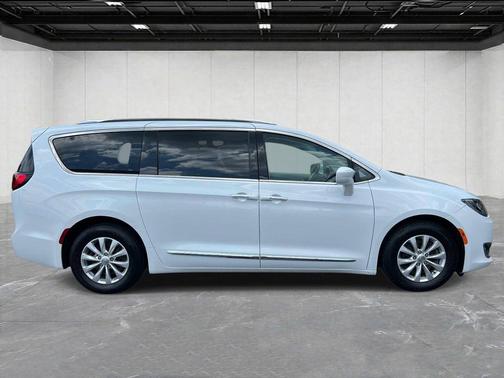 Bright White Clearcoat 2019 Chrysler Pacifica Touring-L