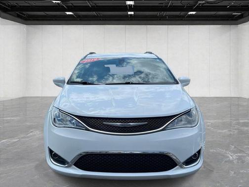 Bright White Clearcoat 2019 Chrysler Pacifica Touring-L