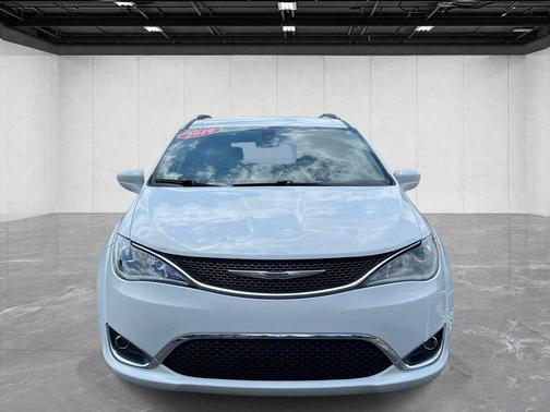 Bright White Clearcoat 2019 Chrysler Pacifica Touring-L