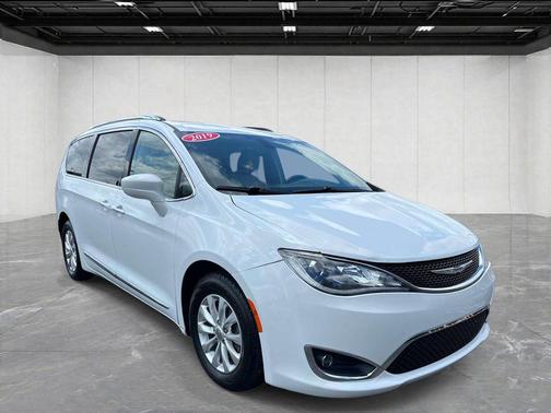 Bright White Clearcoat 2019 Chrysler Pacifica Touring-L