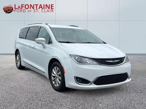 Bright White Clearcoat 2019 Chrysler Pacifica Touring-L