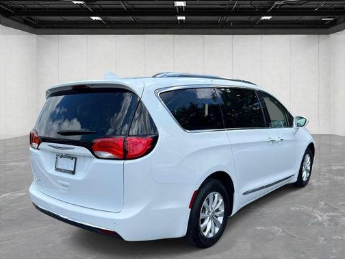 Bright White Clearcoat 2019 Chrysler Pacifica Touring-L