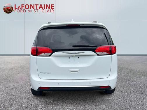 Bright White Clearcoat 2019 Chrysler Pacifica Touring-L
