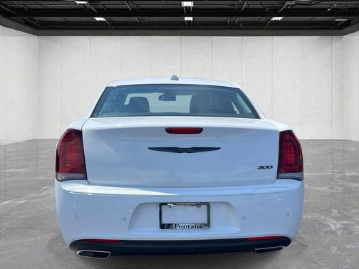 Bright White Clearcoat 2022 Chrysler 300 Touring L