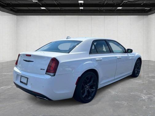 Bright White Clearcoat 2022 Chrysler 300 Touring L