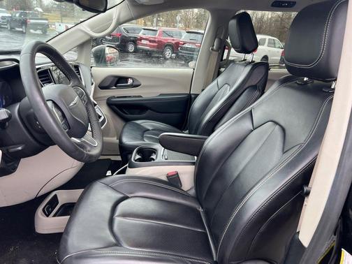 2023 Chrysler Pacifica Touring-L