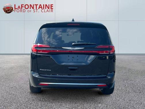 Diamond Black 2025 Chrysler Pacifica Select