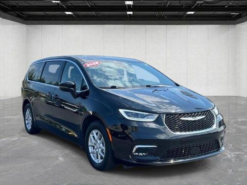 Diamond Black 2025 Chrysler Pacifica Select