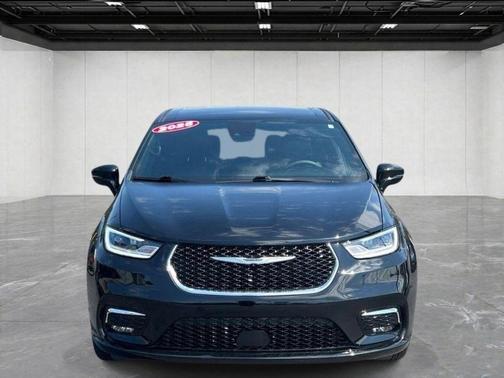 Diamond Black 2025 Chrysler Pacifica Select