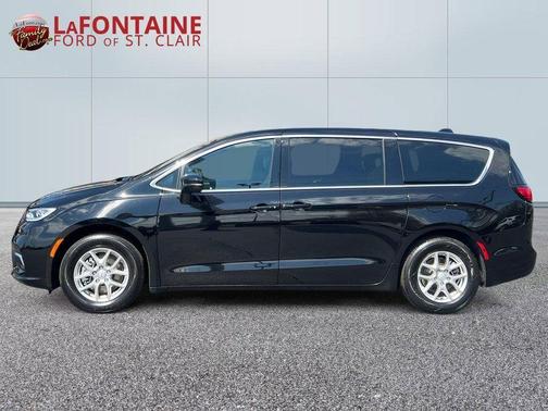 Diamond Black 2025 Chrysler Pacifica Select