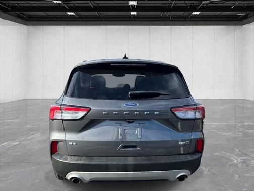Gray Metallic 2022 Ford Escape SE