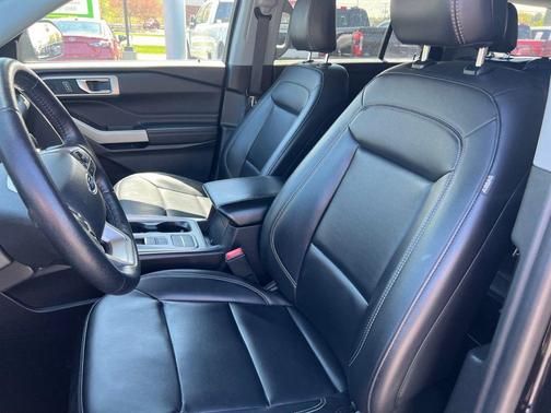Black Metallic 2024 Ford Explorer XLT