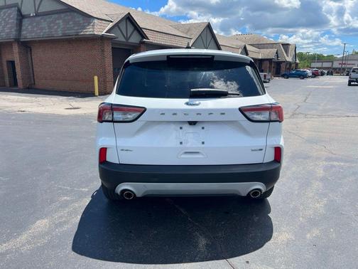 Oxford White 2020 Ford Escape SE