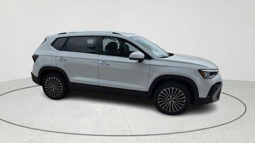 Pure White 2025 Volkswagen Taos 1.5T SE