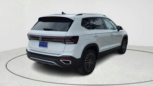 Pure White 2025 Volkswagen Taos 1.5T SE